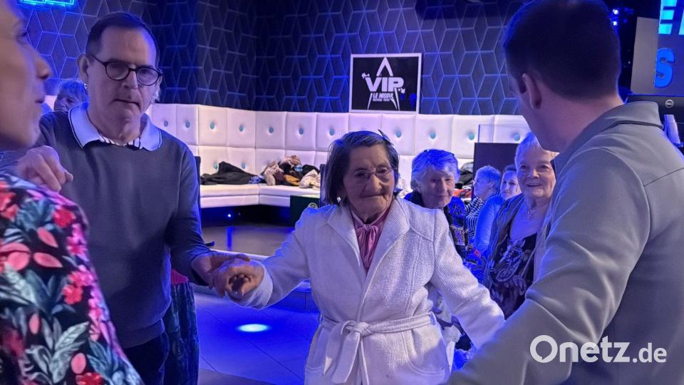 Mathilde Bouhee tanzt mit Betreuern und anderen Heimbewohnern in der Disco. Bild: Rachel Sommer/dpa