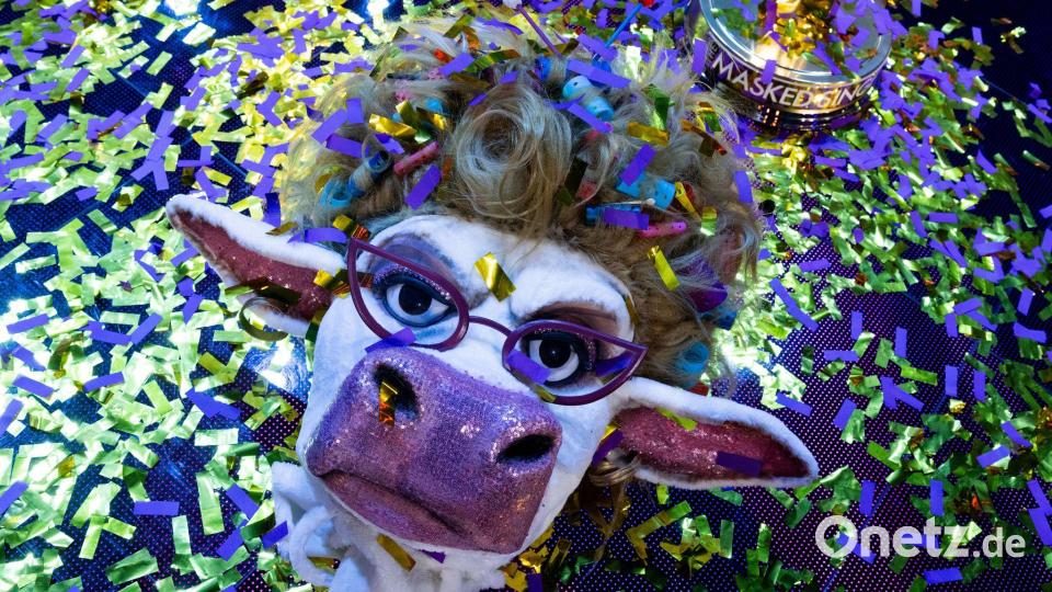 Die Maske der Figur „Muuhnika“ liegt im Finale der Prosieben-Show „The Masked Singer“ auf der Bühne. Bild: Rolf Vennenbernd/dpa