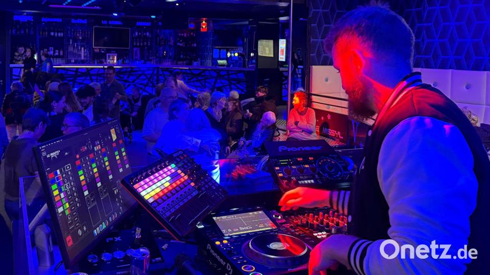 Für die Senioren spielt der DJ Hits aus deren Jugend. Bild: Rachel Sommer/dpa