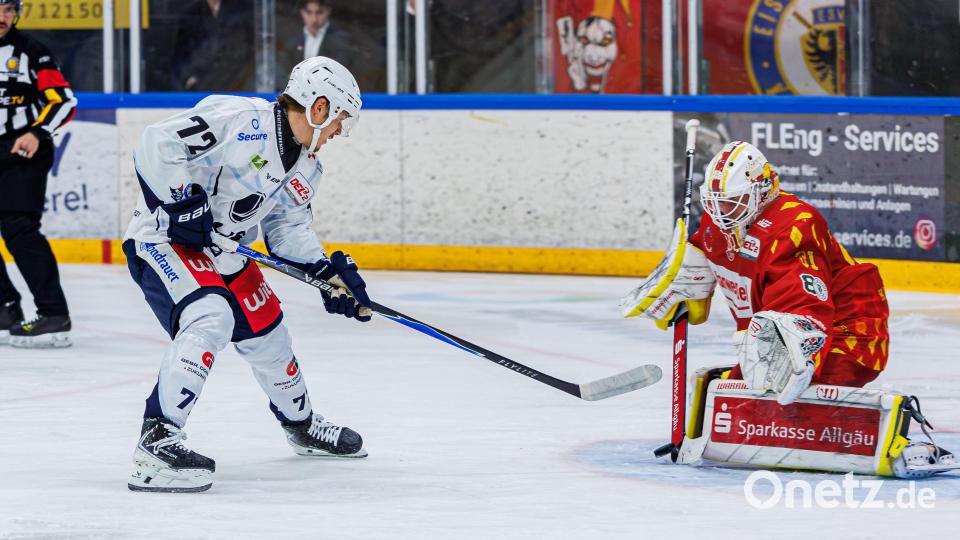 Weidens Georg Thal (links) trifft in dieser Szene zum zwischenzeitlichen 3:1 gegen seinen ehemaligen Teamkollegen Rihards Babulis vom ESV Kaufbeuren. Bild: Werner Moller