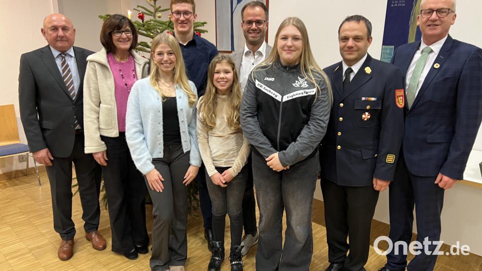 Auf ihre Leistungen dürfen Michael Iberer (Zweiter von rechts) und Florian Rauch (Mitte) und die Sportler Jana Dotzler und Gabriel Junkes, Lena Münch und Laura Paßler (von links) stolz sein, wozu die drei Bürgermeister herzlich gratulierten. Bild: mma
