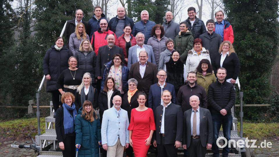 Die Christliche Wählergemeinschaft (CWG) und die Unabhängiigen Wähler Schwandorf (UW) nominierten ihre Kandidaten für die Kreistagswahlen. Listenführerin und Landratskandidatin ist Christina Bauer (vorne im roten Kleid). Bild: Hirsch