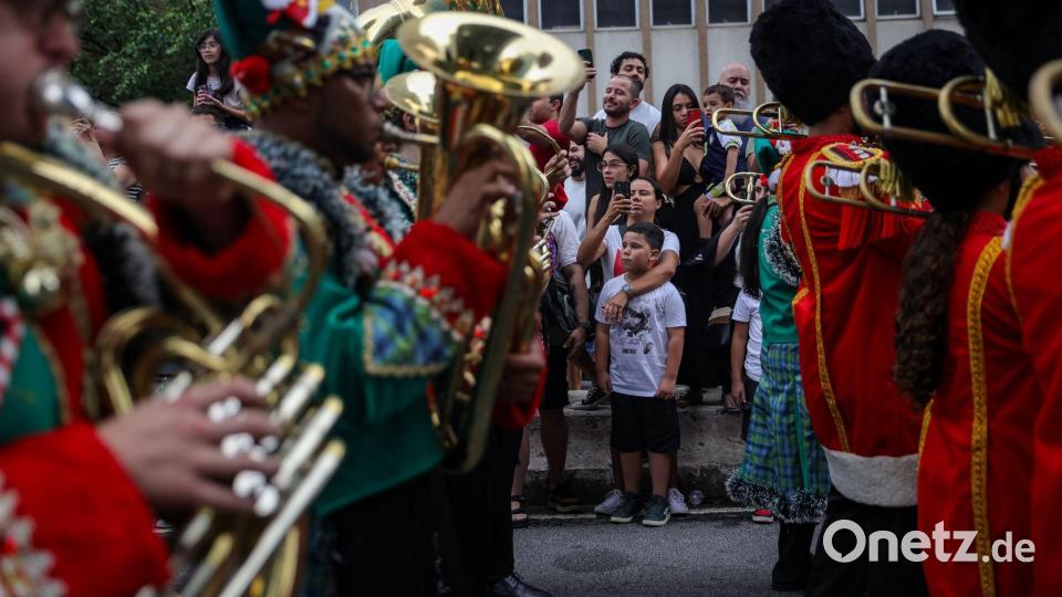 Menschen nehmen an der FelizCidade Weihnachtsparade in Sao Paulo teil. Bild: Allison Sales/dpa