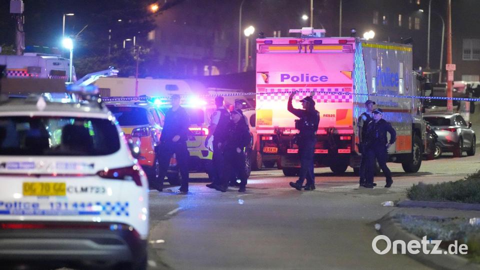 Die Polizei sperrt einen Bereich am Bondi Beach in Sydney ab. Zwei Männer hatten das Feuer eröffnet, es gibt viele Tote und Verletzte. Bild: Mark Baker/AP/dpa