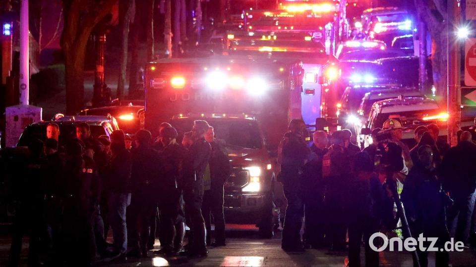 Einsatzkräfte versammeln sich an auf der Waterman Street an der Brown University zu Ermittlungen, nachdem dort Schüsse gefallen waren. Bild: Mark Stockwell/AP/dpa