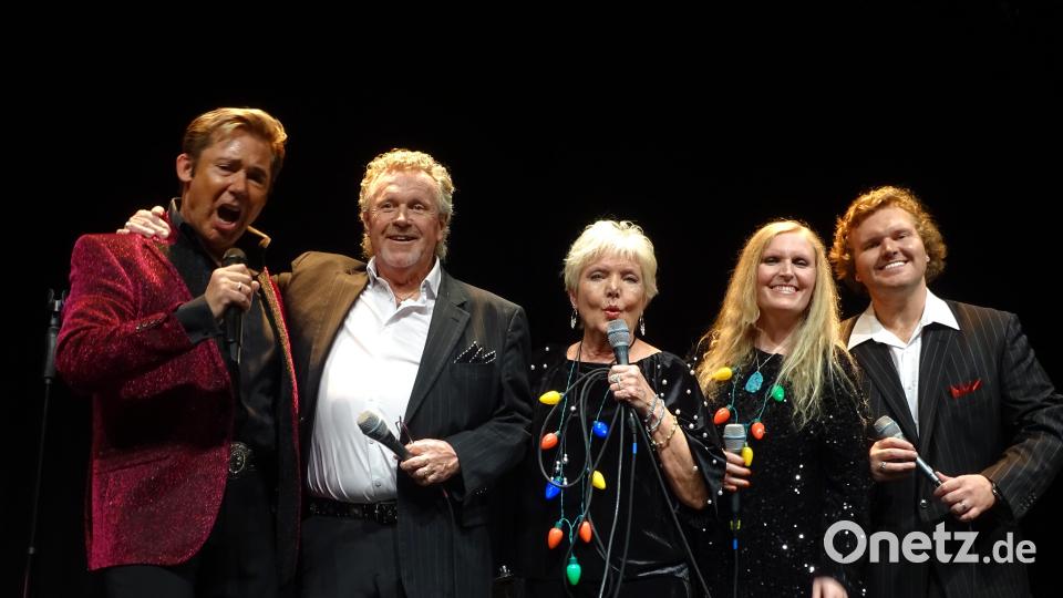 Finale eines noch lange im Gedächtnis bleibenden Abends: Dennis Jale, Craig Morris, Donna Rhodes sowie Savannah und Sam Morris (von links) sorgten im Musikomm für zweieinhalb Stunden "Rockin` Christmas". Bild: Houschka