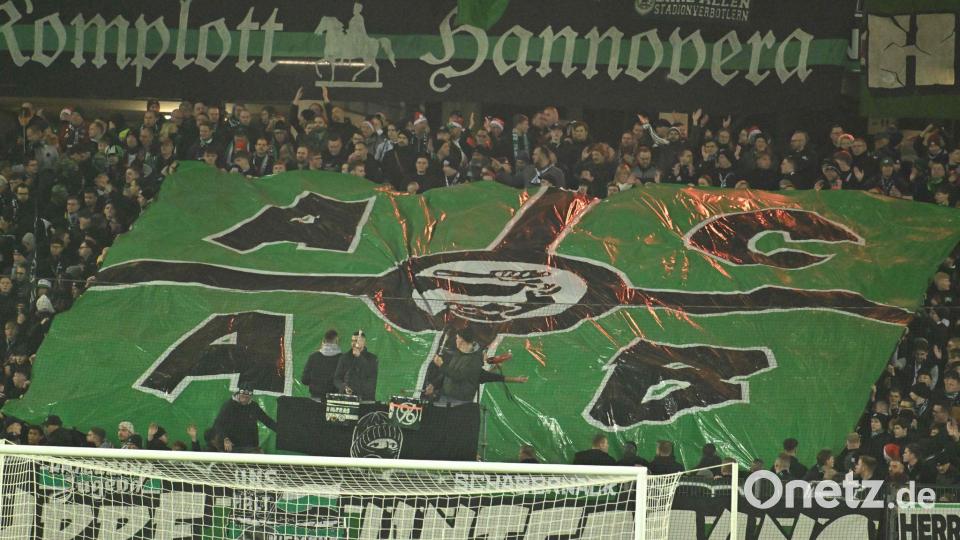 Plakat im Hannover-Fanblock beim Heimspiel gegen den VfL Bochum. Bild: Swen Pförtner/dpa