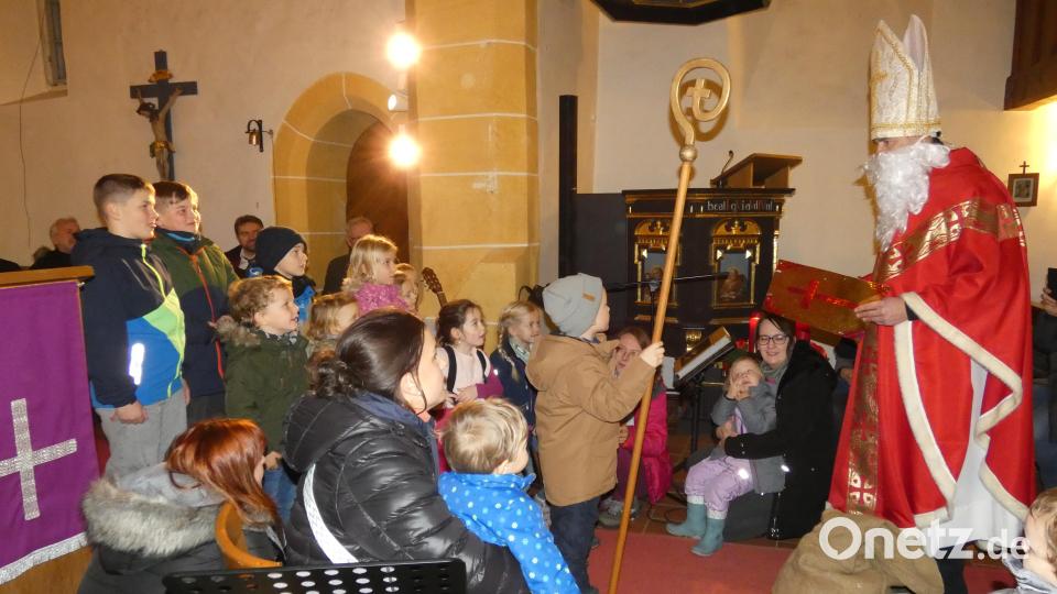 Der Nikolaus (Markus Arnold) kam in die Laurentiuskirche und beschenkte die Kinder . Bild: hdk