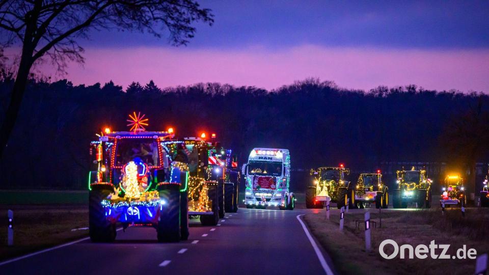 Weihnachtlich beleuchtete und geschmückte Traktoren und Lkw sind bei der Lichterfahrt der Oderlandbauern in Brandenburg unterwegs. Bild: Patrick Pleul/dpa