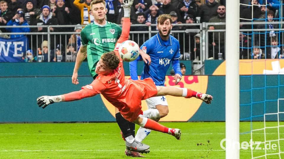 Kilian Corredor (r.) erzielt das 1:0 für Darmstadt gegen Münster. Bild: Marc Schüler/dpa