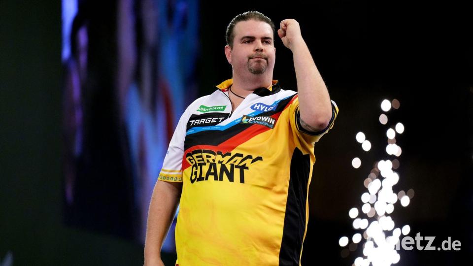 Gabriel Clemens feiert seinen Sieg gegen Alex Spellman bei der Darts-WM in London. Bild: John Walton/PA Wire/dpa
