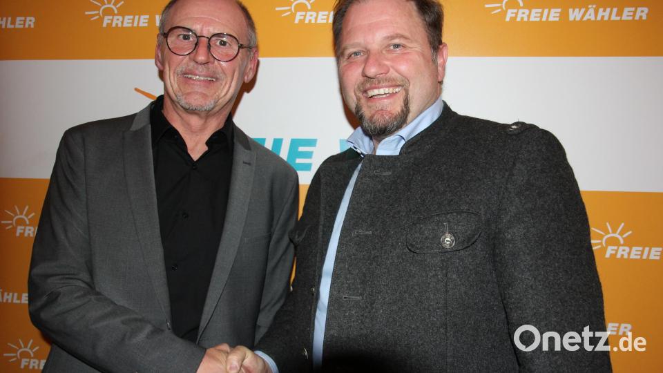 Landratskandidat Hubert Schicker gratulierte Hans-Peter Schärl (links), der einstimmig zum Bürgermeisterkandidaten gewählt wurde. Bild: kro