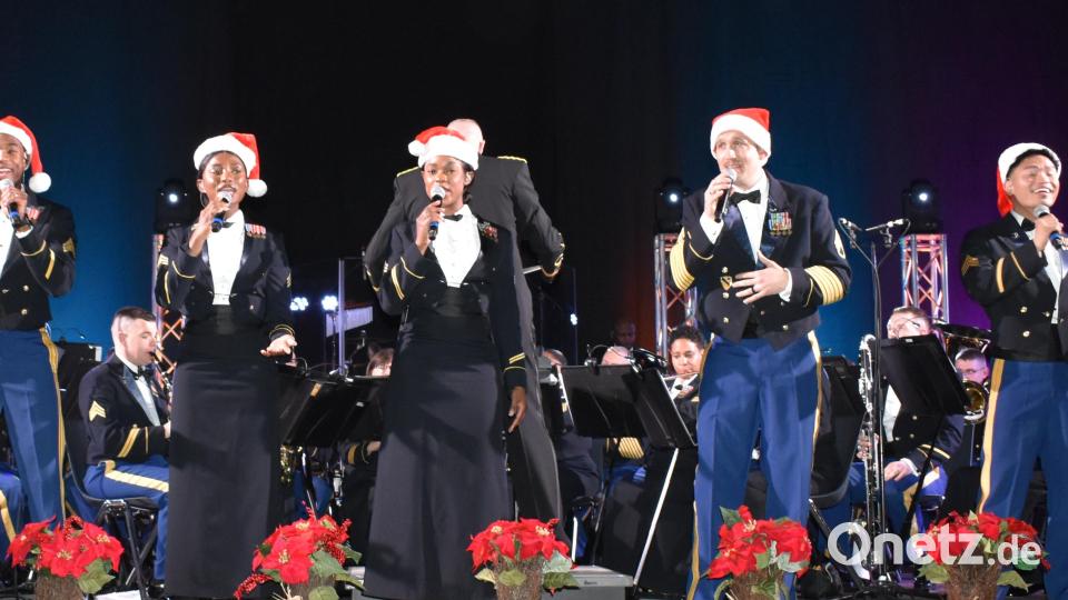 Der Chor begeisterte nicht nur im Weihnachtsmann-Outfit. Bild: rgr