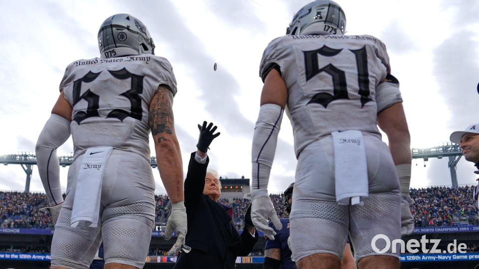 US-Präsident Donald Trump führt den Münzwurf vor dem Beginn des 126. Army-Navy NCAA College-Footballspiels im M&amp;T Bank Stadium in Baltimore durch. Bild: Julia Demaree Nikhinson/AP/dpa