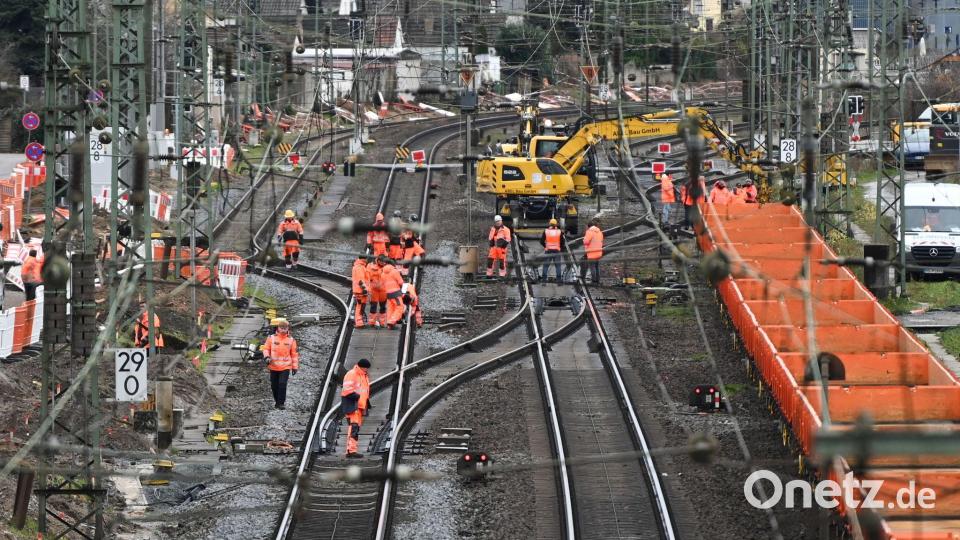 Monatelang war die Riedbahn wegen einer Generalsanierung gesperrt, seitdem sind die Züge nach Angaben der Deutschen Bahn pünktlicher. (Archivbild) Bild: Arne Dedert/dpa