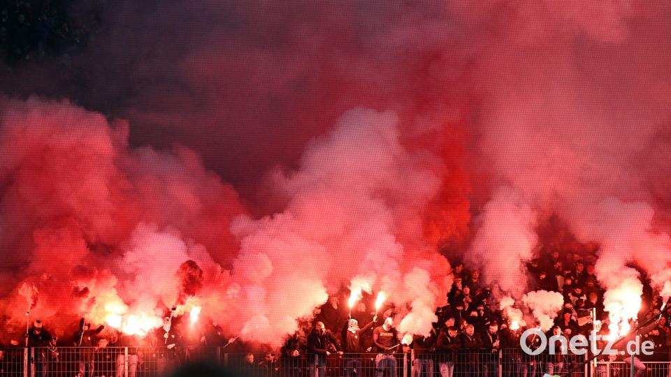 Leverkusener Fans sorgten beim Derby für eine Pyro-Show. Bild: Federico Gambarini/dpa