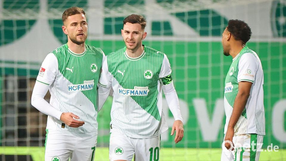 Dennis Srbeny (l) sticht als Joker der Fürther. Bild: Daniel Karmann/dpa