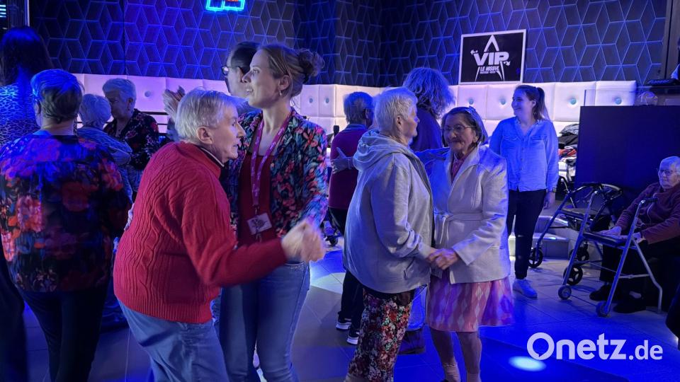 Zu Twist, Walzer, Tango und Polonaise tanzen im Club Jung und Alt miteinander. Bild: Rachel Sommer/dpa