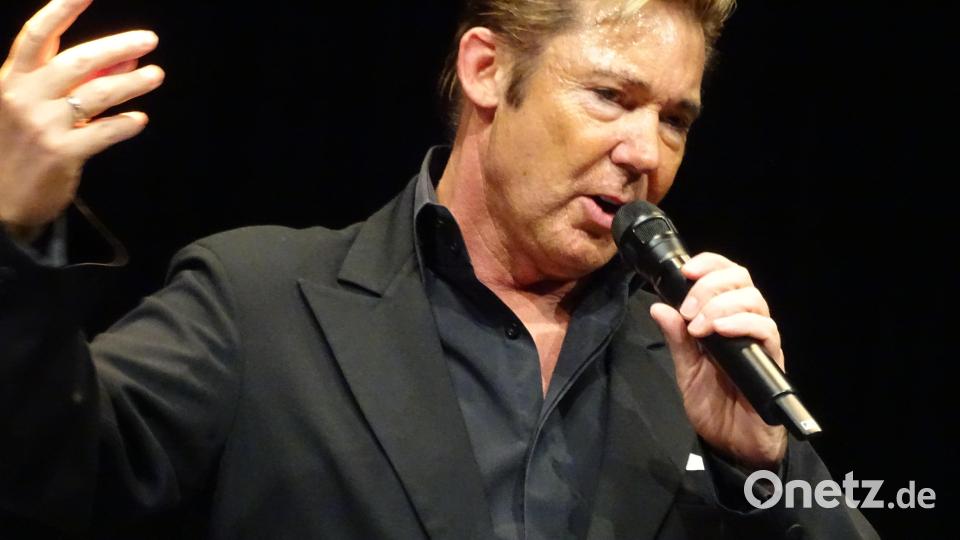 Er interpretiert die Songs von Elvis, ahmt den King of Rock and Roll aber nicht nach: Dennis Jale aus Österreich ist längst auch in den USA ein arrivierter Sänger. Bild: Houschka