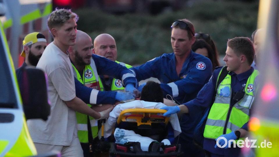 Viele Menschen sterben, Dutzende werden verletzt in Krankenhäuser gebracht. Bild: Mark Baker/AP/dpa