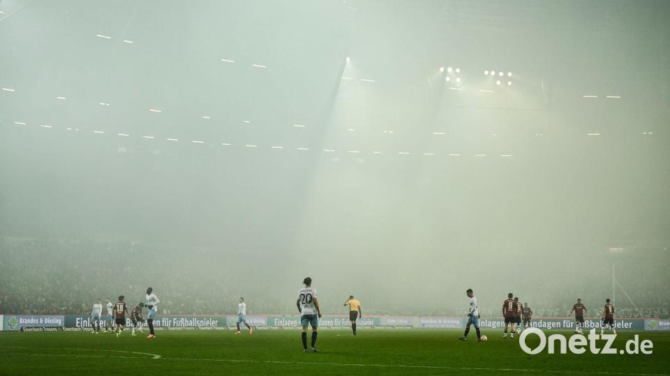Das Spiel von Hannover 96 gegen den VfL Bochum ist wegen Rauch im Stadion unterbrochen. Bild: Swen Pförtner/dpa