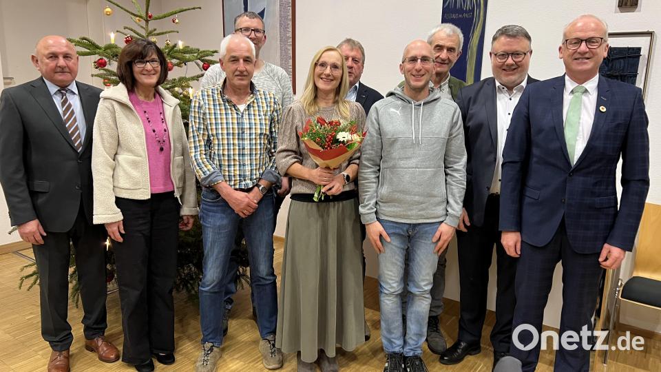 Mit den ausgezeichneten Blutspendern freuten sich die drei Bürgermeister und Daniel Weidner vom BRK. Bild: mma