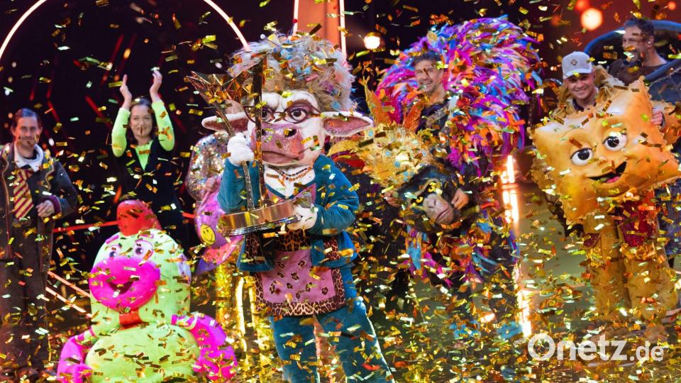 Sie hat gewonnen: Die maskierte Sängerin „Muuhnika“ (Mitte). Bild: Rolf Vennenbernd/dpa
