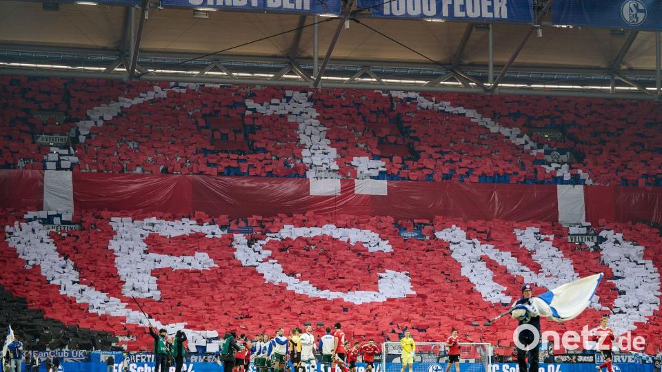 Die Schalker Fans feiern auch ihre Freundschaft mit den Nürnberger Anhängern. Bild: Bernd Thissen/dpa
