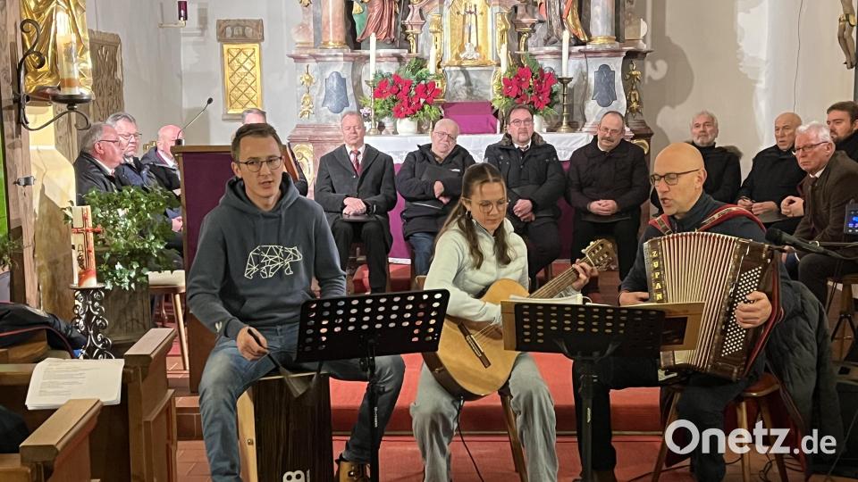 Kevin, Franziska und Peter Kraus sangen und spielten "Dann ist Weihnacht" . Bild: hdk