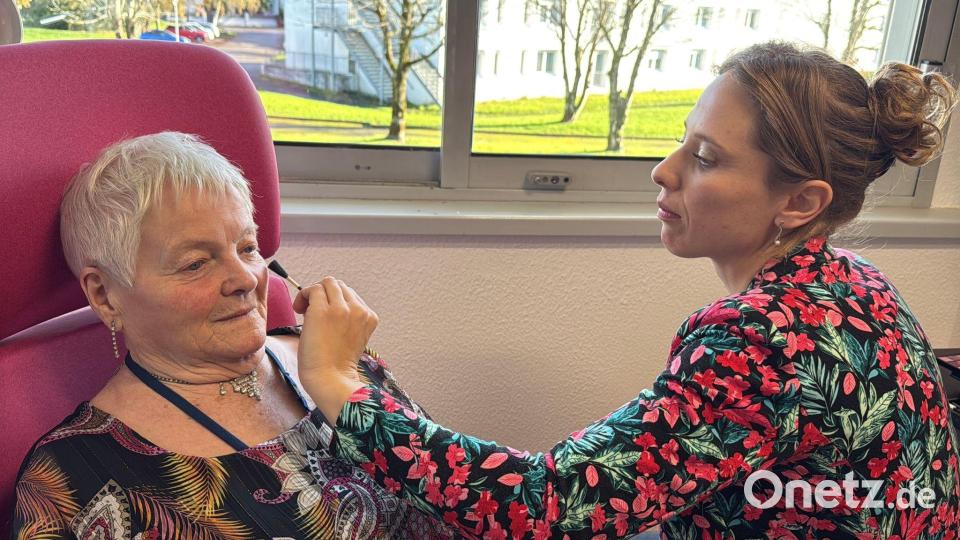 Vor dem Besuch im Club lässt sich Simone Philippe schminken. Bild: Rachel Sommer/dpa