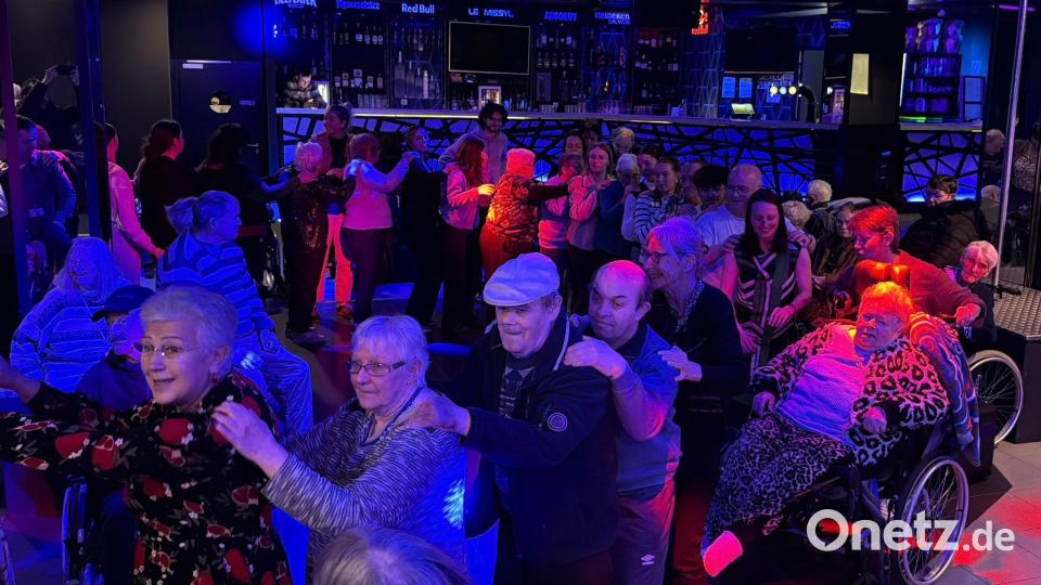 Mit viel Vorfreude haben sie darauf gewartet: Nun tummeln sich die Bewohner von vier französischen Altenheimen auf der Tanzfläche eines Nachtclubs. Bild: Rachel Sommer/dpa
