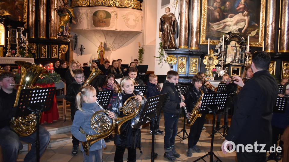Premiere in der Pfarrkirche Pressath: Die Bläserklasse aus Kirchenthumbach. Bild: rgr