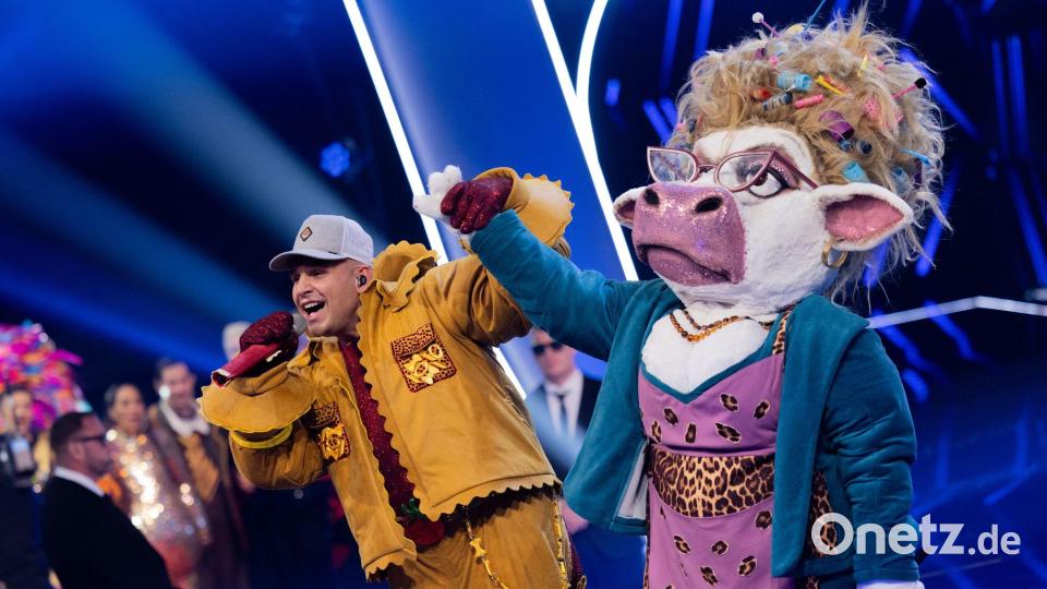 Die beiden Finalisten: Zweitplatzierter Pietro Lombardi und die noch maskierte Kuh. Bild: Rolf Vennenbernd/dpa