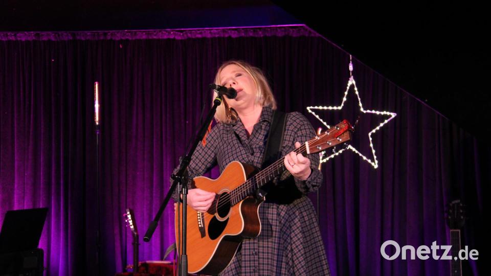 Mit einem sehr emotionalen Konzert mit Liedern voll persönlicher Gefühle und Eindrücke zur Weihnachtszeit stimmte Claudia Koreck auf dem Schafferhof auf die stade Zeit ein. Bild: Hans Prem
