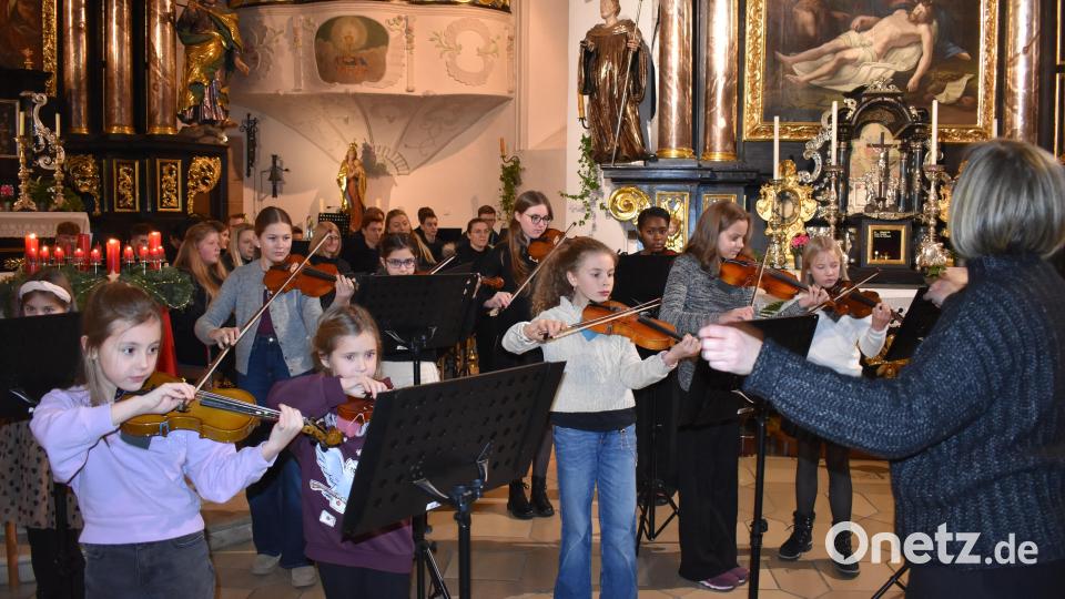 Das Nachwuchsstreichorchester mit Sigrun Eichmann. Bild: rgr