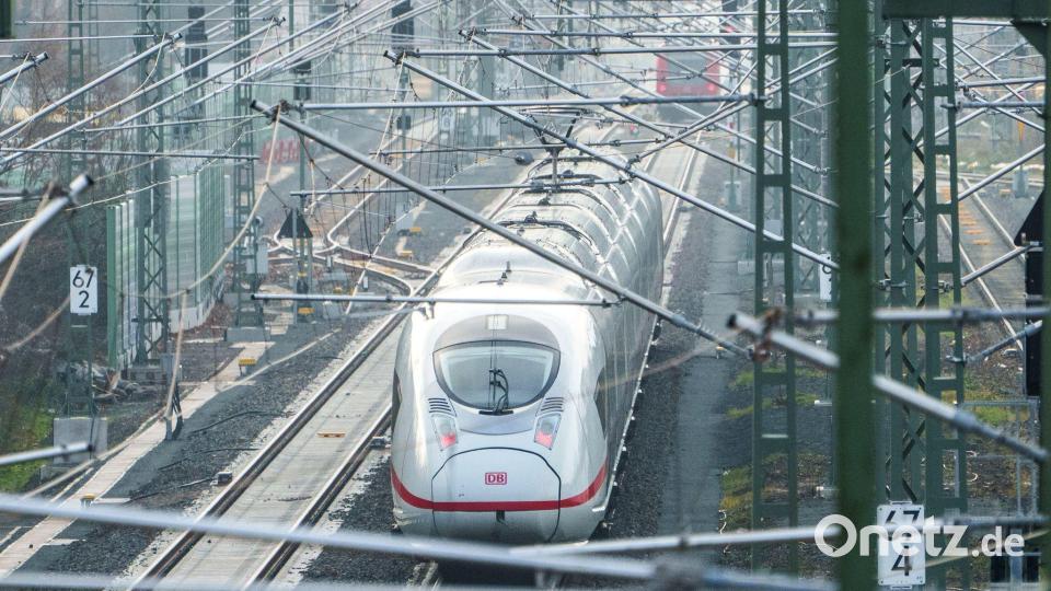 Monatelang war die Riedbahn wegen einer Generalsanierung gesperrt, seitdem sind die Züge nach Angaben der Deutschen Bahn pünktlicher. (Archivbild) Bild: Andreas Arnold/dpa