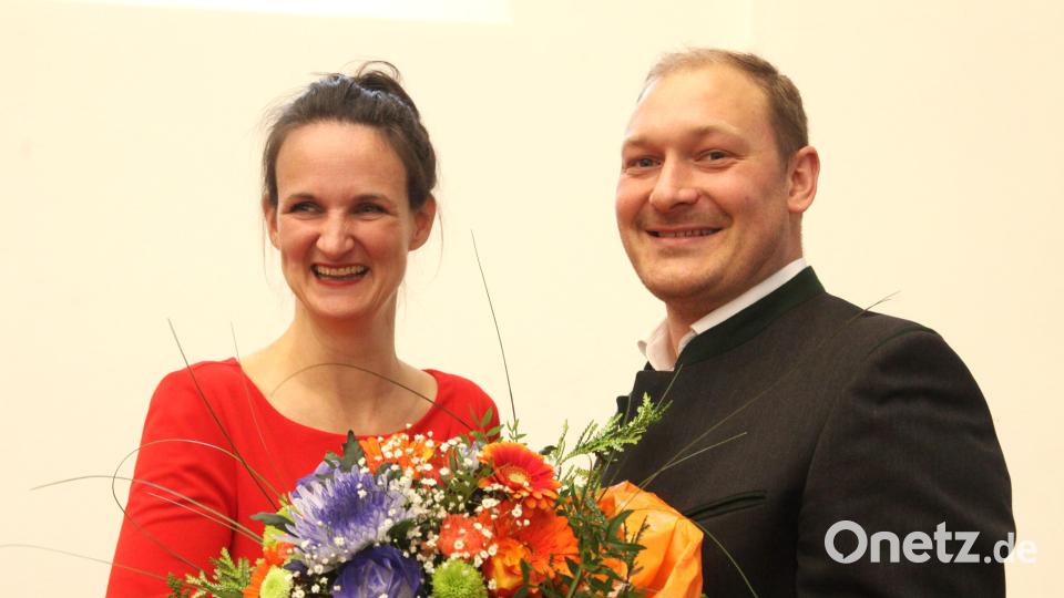 Stellvertretender CWG-Vorsitzender Matthias Raab gratuliert Landratskandidatin Christina Bauer zur einstimmigen Nominierung mit einem Blumenstauß. Bild: Hirsch