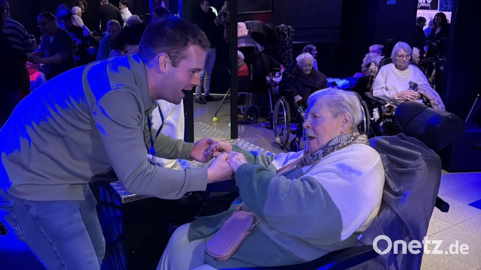 Auch viele Bewohnerinnen und Bewohner im Rollstuhl feiern im Club mit. Eine von ihnen ist Charline Bar. Bild: Rachel Sommer/dpa