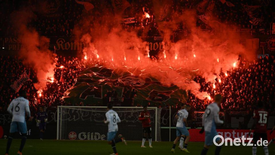 Pyrotechnik beim Spiel Hannover 96 gegen den VfL Bochum. Bild: Swen Pförtner/dpa