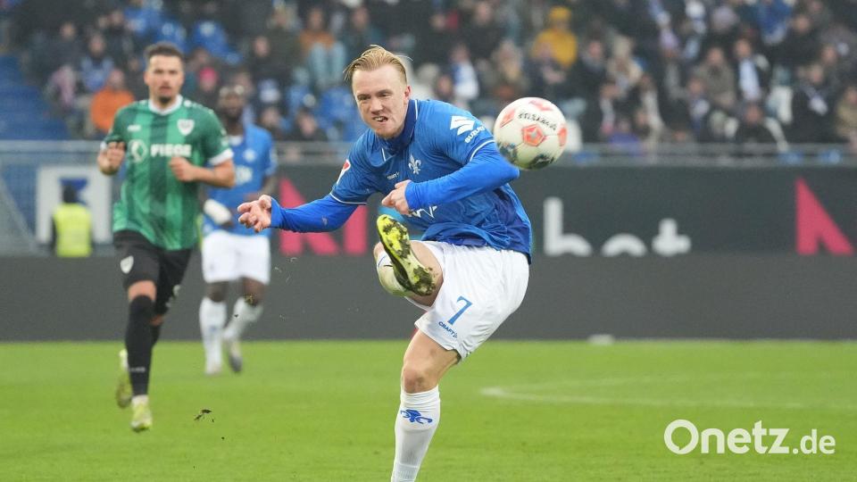 Darmstadts Torjäger Isac Lidberg beim Schussversuch gegen Münster Bild: Marc Schüler/dpa
