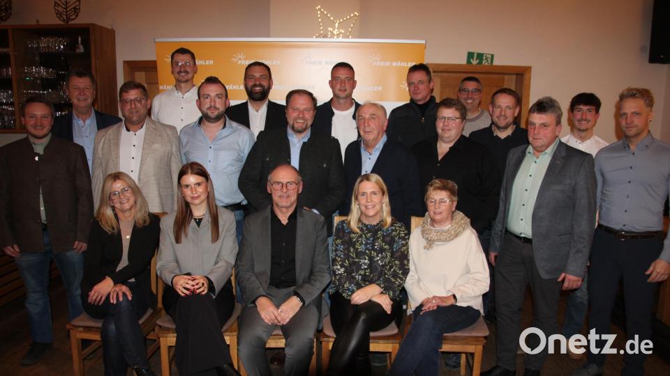 Mit diesen Stadtratskandidaten gehen die Freien Wähler Tirschenreuth in die anstehenden Kommunalwahlen. Bürgermeisterkandidat ist Hans-Peter Schärl (Mitte, sitzend). Bild: kro