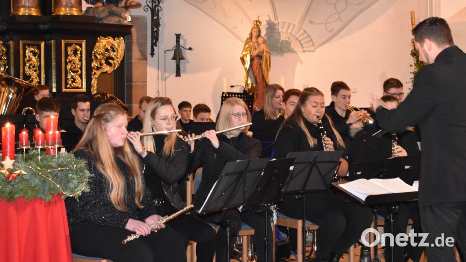 Unter der Leitung von René Bauer brillierte das Blasorchester beim Weihnachtskonzert der Musikschule Vierstädtedreieck in der Pressather Pfarrkirche. Bild: rgr