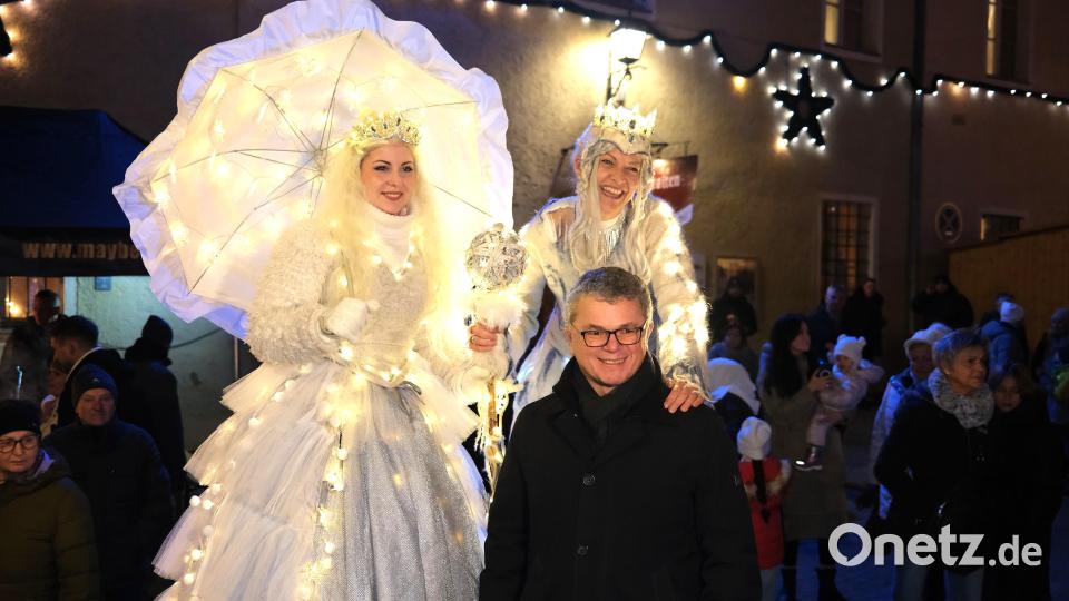 Eiskönigin und Prinzessin begleiteten Bürgermeister Martin Birner über den Adventsmarkt im Neunburger Burghof. Bild: Hirsch