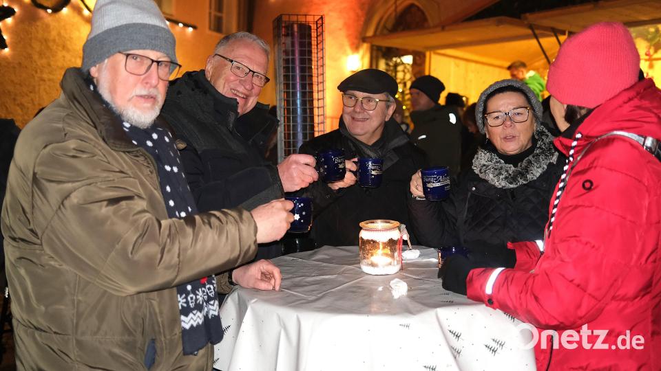 An den Stehtischen ließen sich die Besucher den Glühwein schmecken und kamen ins Gespräch. Bild: Hirsch