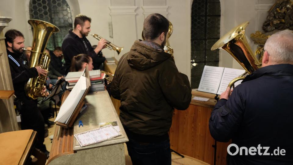 Von der Empore schallte der weiche Klang des Blechs. Gefühlvoll intonierte ein kleines Ensemble der Klosterbläser adventliche Weisen. Bild: do