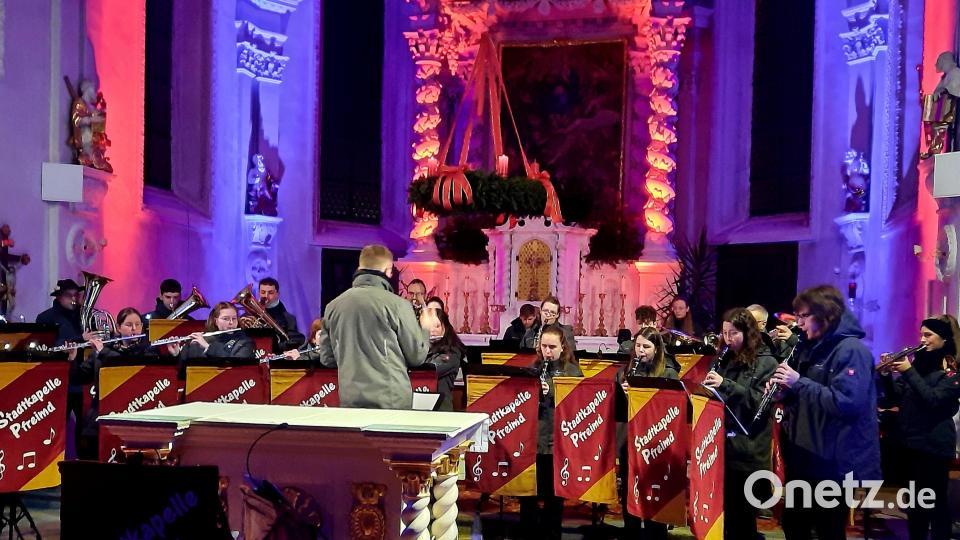 Eine tolle Leistung zeigte die Stadtkapelle in der geschmückten Stadtpfarrkirche Bild: hm