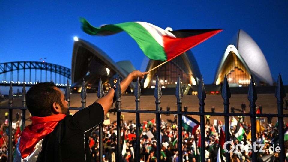 Menschen demonstrieren für ein freies Palästina vor dem Opernhaus von Sydney. (Archivbild) Bild: Dean Lewins/AAP/dpa