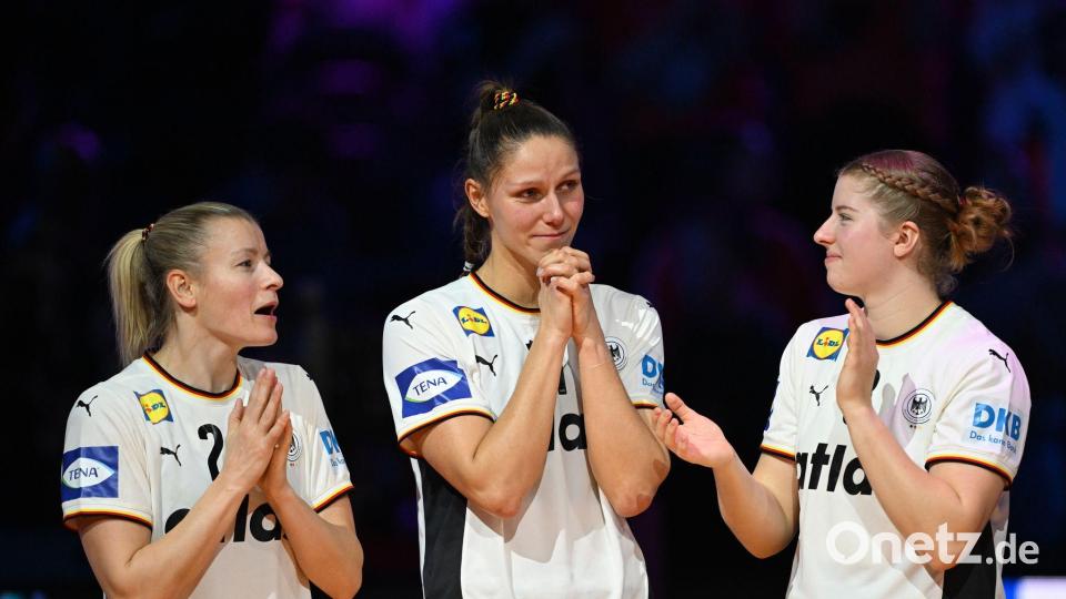 Antje Döll, Xenia Smits und Nina Engel (l-r) freuen sich über WM-Silber. Bild: Federico Gambarini/dpa