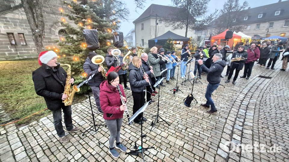 Gute Stimmung herrschte beim Adventsmarkt am Dorfplatz in Kirchenlaibach. Bild: whü