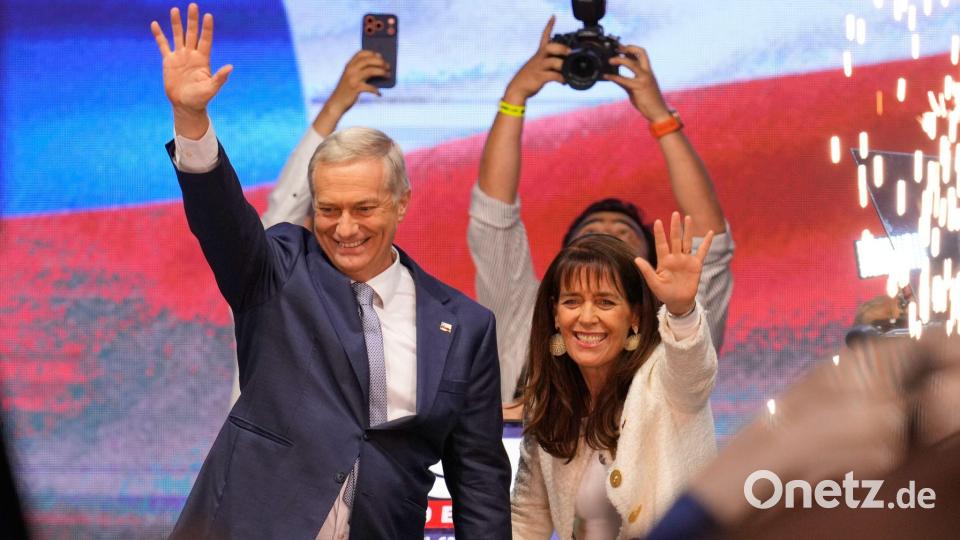 Der Präsidentschaftskandidat Jose Antonio Kast und seine Frau Maria Pia Adriasola winken ihren Anhängern zu. Bild: Matias Delacroix/AP/dpa